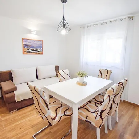 House Pine Shadow بيت للعطل Pašman