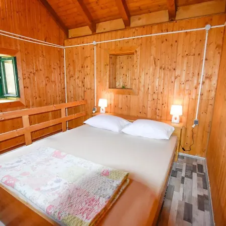 House Pine Shadow بيت للعطل Pašman