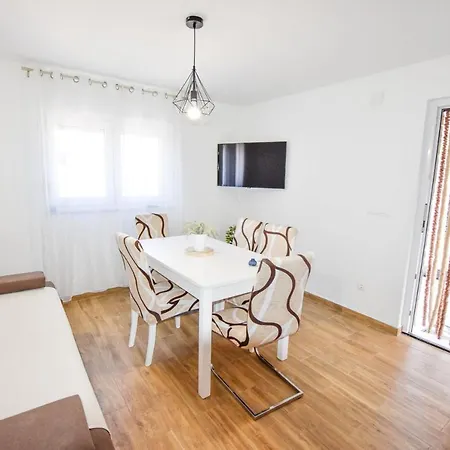 House Pine Shadow بيت للعطل Pašman