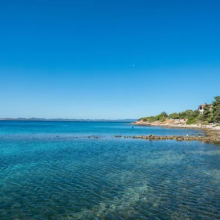 House Pine Shadow بيت للعطل Pašman