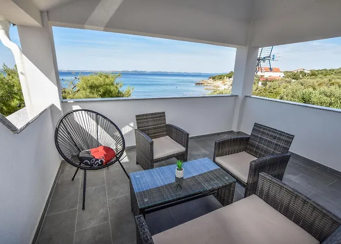 House Pine Shadow Nyaraló