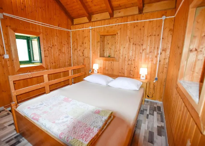 House Pine Shadow Vakantiehuis Pašman